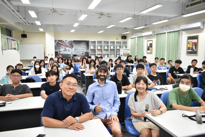 本系傅鈺雯老師辦理E人can Help講座，邀請Josh Edbrooke先生及邱健安先生演講。講題：「Taiwan Plus」、「Language is Power」圖片